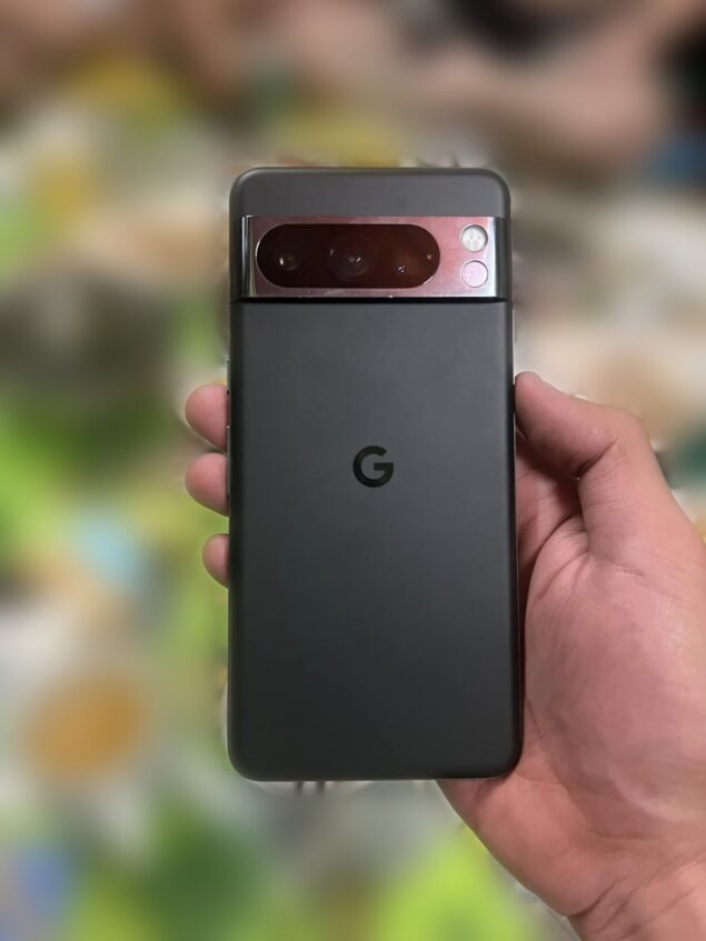 Google Pixel 8 Pro Obsidian Con Finitura Opaca Si Mostra Dal Vivo