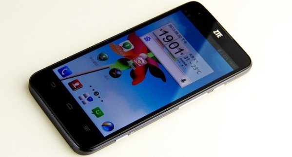 ZTE U988S, nuove immagini del primo smartphone con CPU Tegra 4