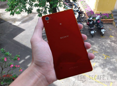 Red version of the Sony Xperia Z1 found with KitKat on board 11