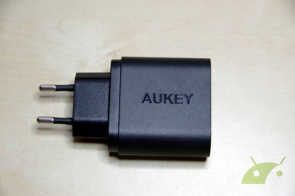 Aukey-Quick-Charge-2.0-2