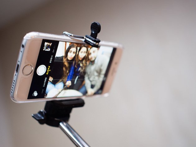 I musei di tutto il mondo iniziano a vietare i selfie stick