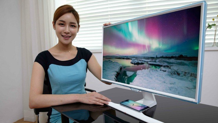 Samsung svela un monitor con una base di ricarica wireless per smartphone