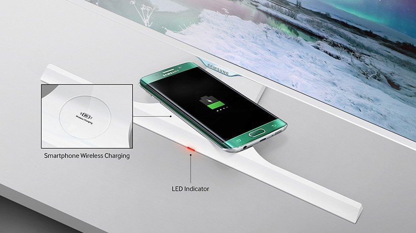 Aperti i preordini per Samsung SE370, il monitor con base di ricarica wireless