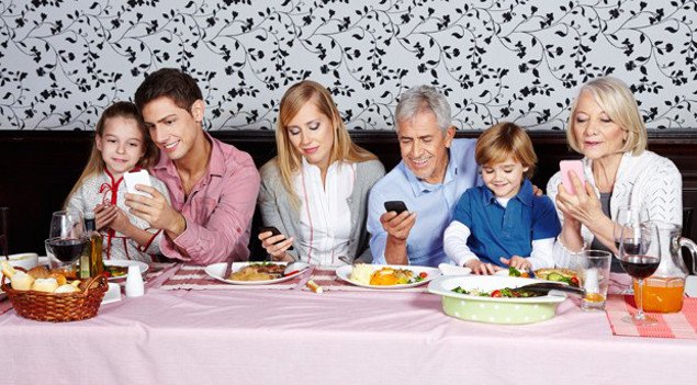 Ecco il galateo dello smartphone secondo Pew Research
