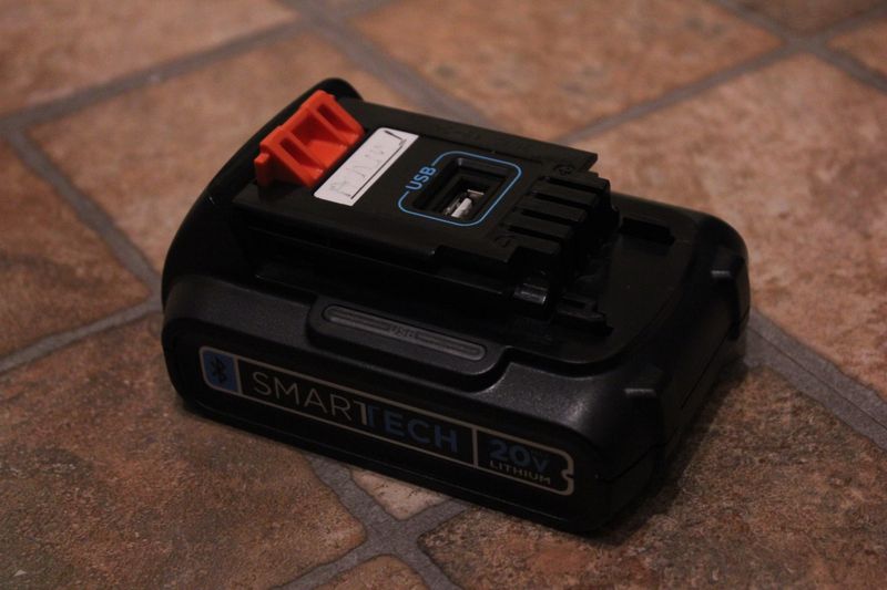 Black and Decker presenta una nuova batteria in grado di caricare lo smartphone