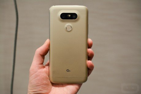 Lg g5 in hand 6