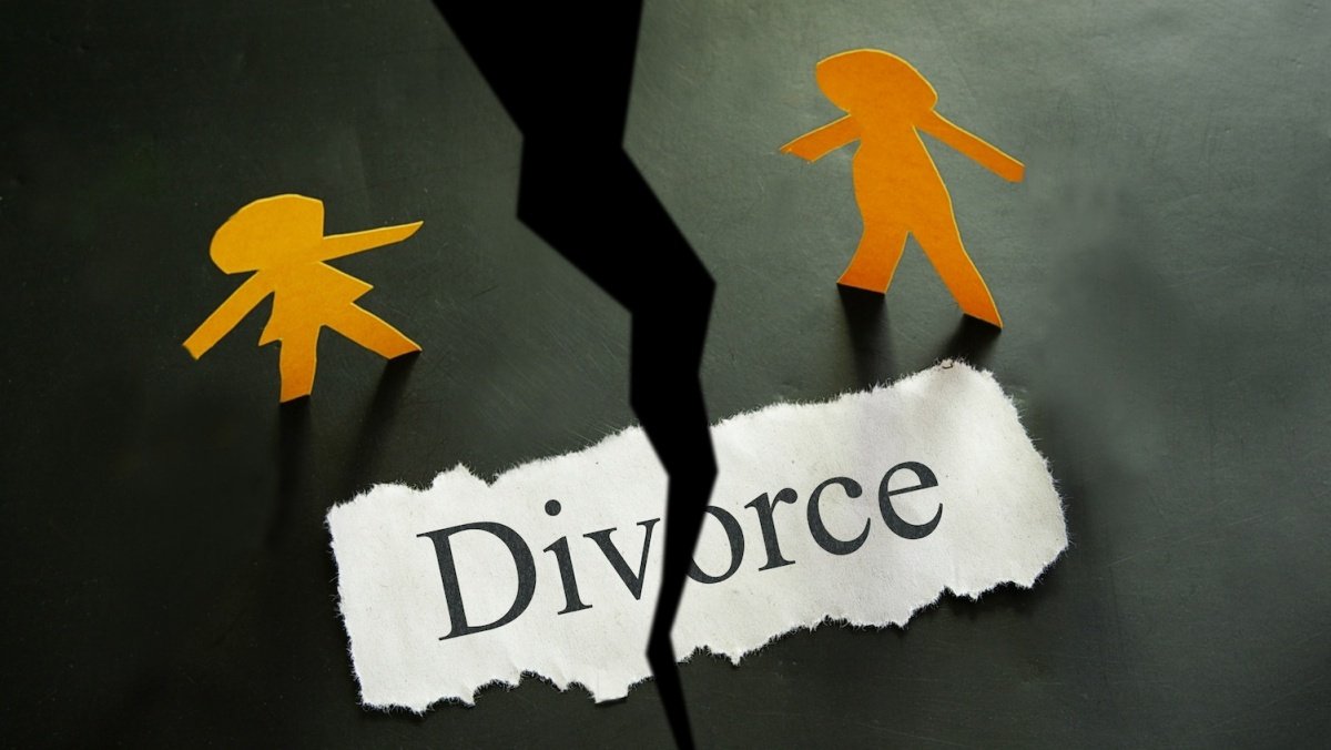 Passa la prima notte di nozze a spedire SMS e lui chiede il divorzio