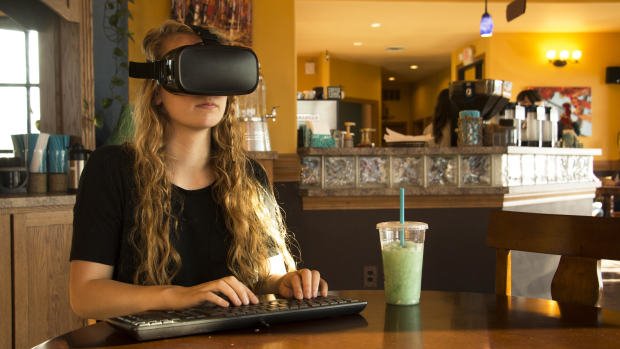 The Marvel è il visore VR che crea un OS virtuale tramite lo smartphone