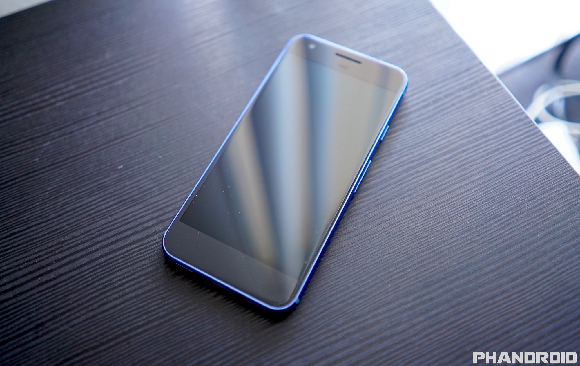 Google Pixel Really Blue con display con cornice nera? Sì ed è molto bello