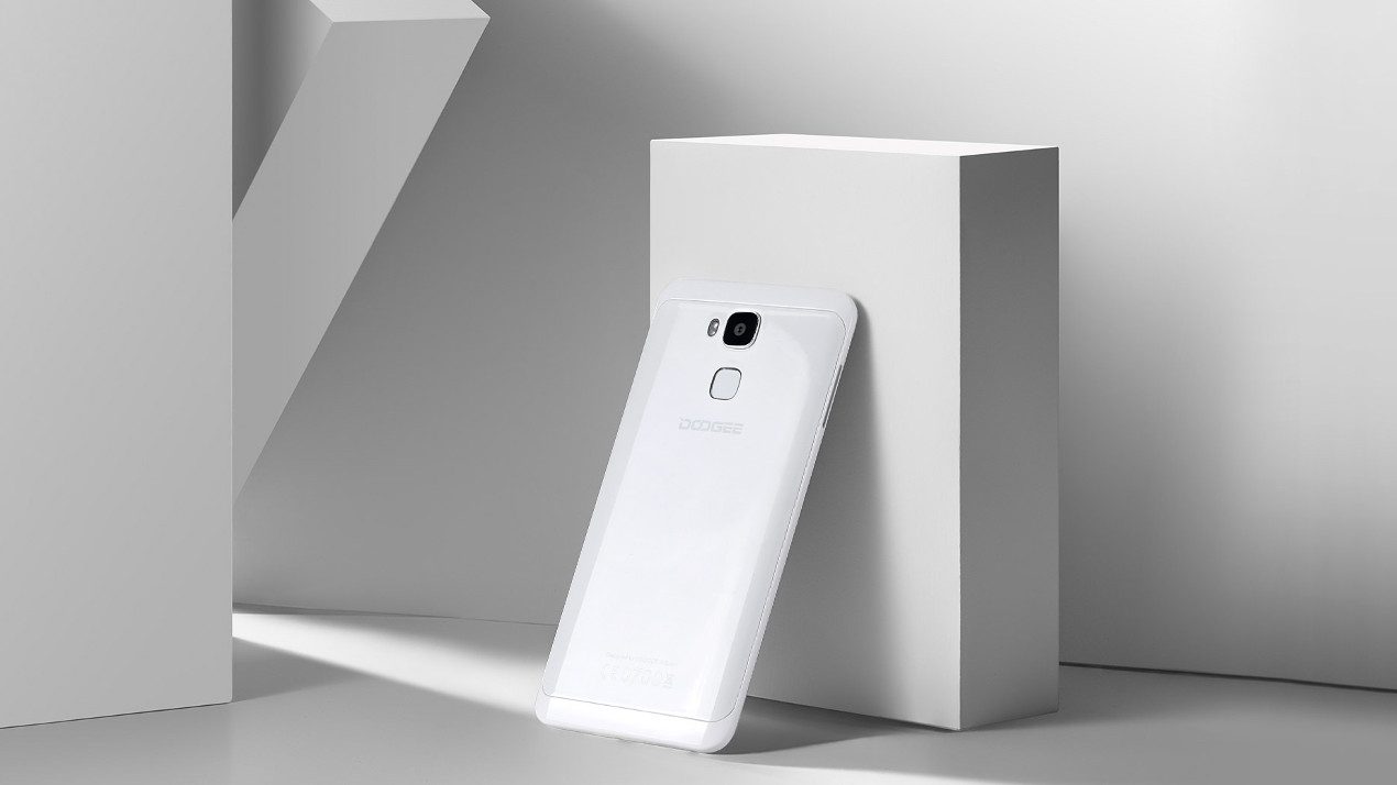 DOOGEE ci spiega come si realizza uno smartphone Jet White