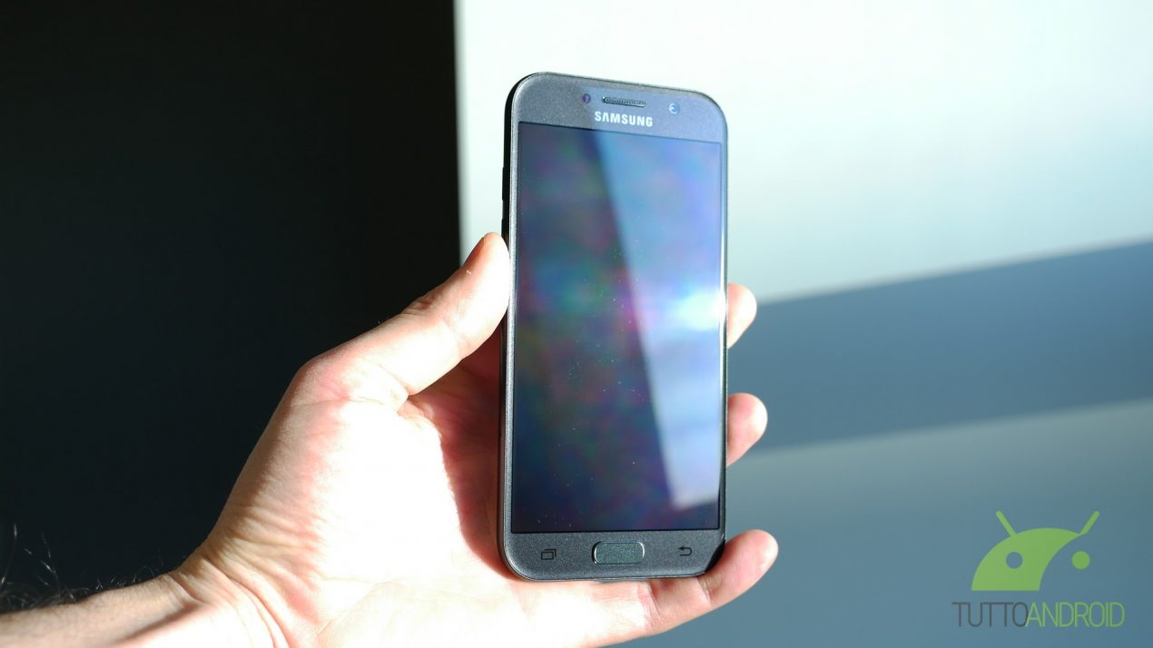 Samsung Galaxy A5 (2017) riceve un nuovo corposo aggiornamento in Europa
