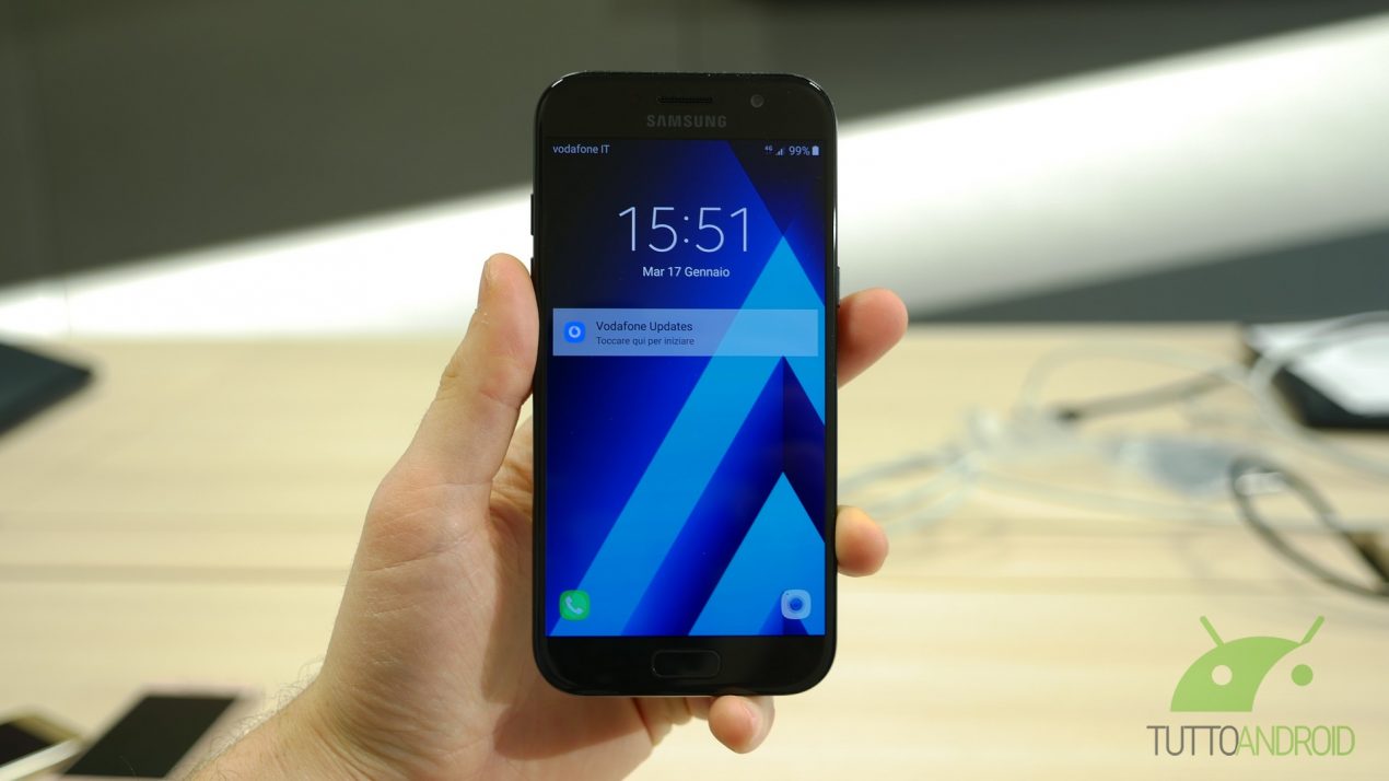 Samsung, in modo del tutto inaspettato, rilascia le patch di sicurezza per due vecchi smartphone