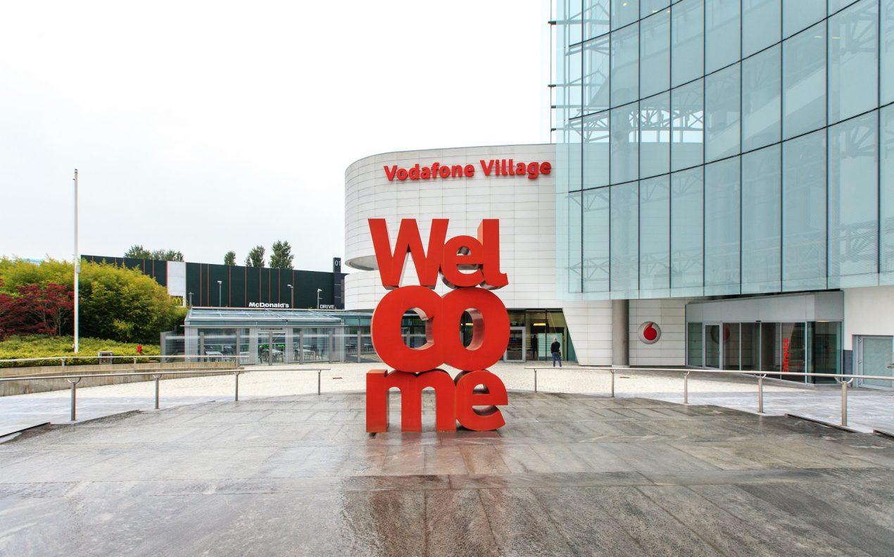 Vodafone regala 50 sorrisi al mese ai clienti con contratto fisso e mobile