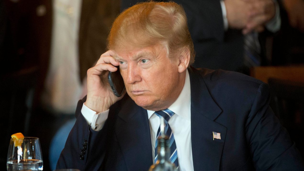 Donald Trump avrebbe finalmente abbandonato il suo vecchio smartphone Android