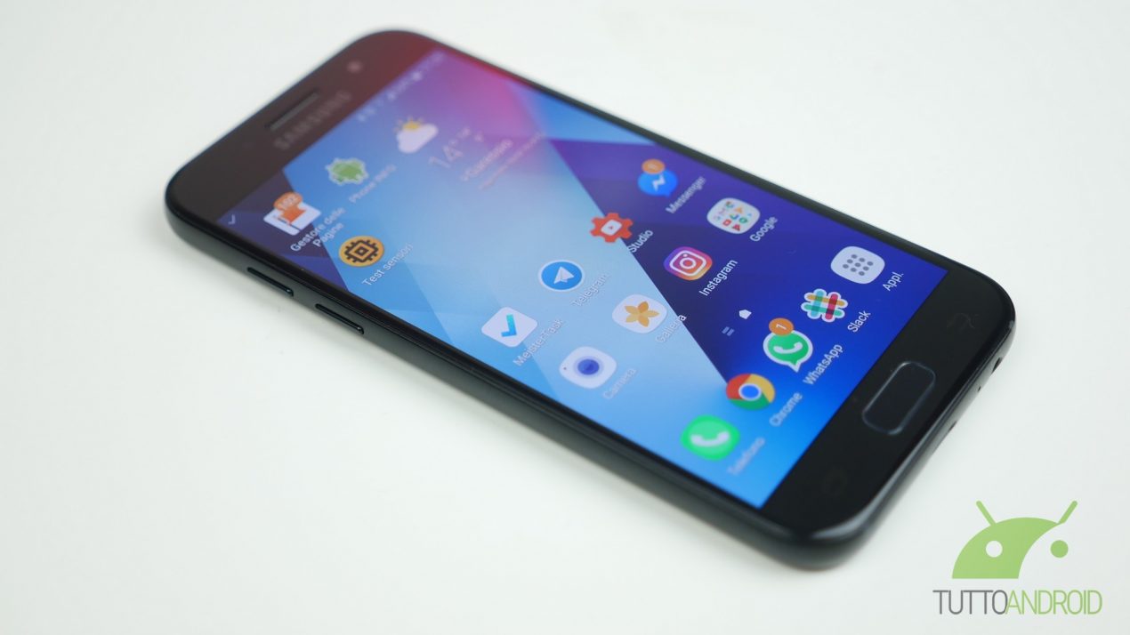 Samsung Galaxy A3 (2017) riceve le patch di sicurezza di maggio in Italia