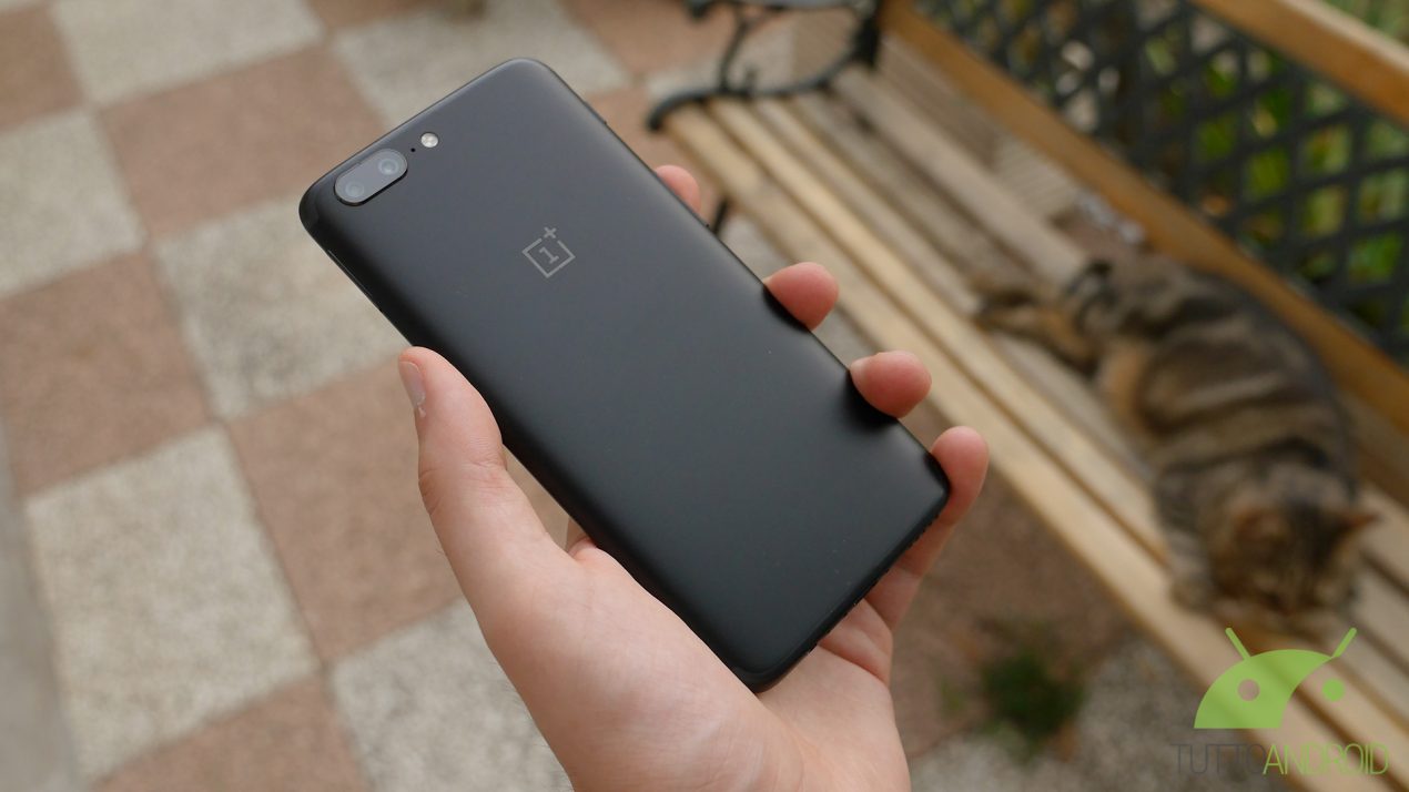 OnePlus 5 messo a nudo in un video teardown: conferme sulla mancanza di impermeabilità