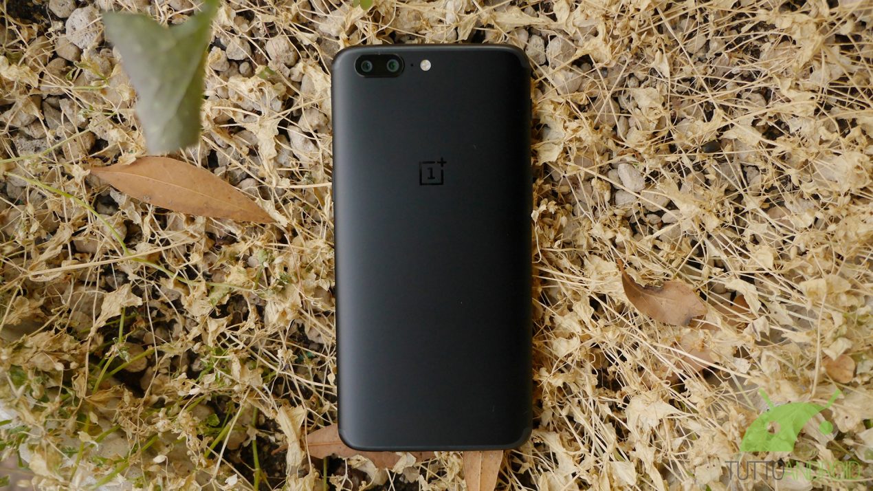 OnePlus 5 sembra avere problemi di scrolling e conferma una certa resistenza all'acqua