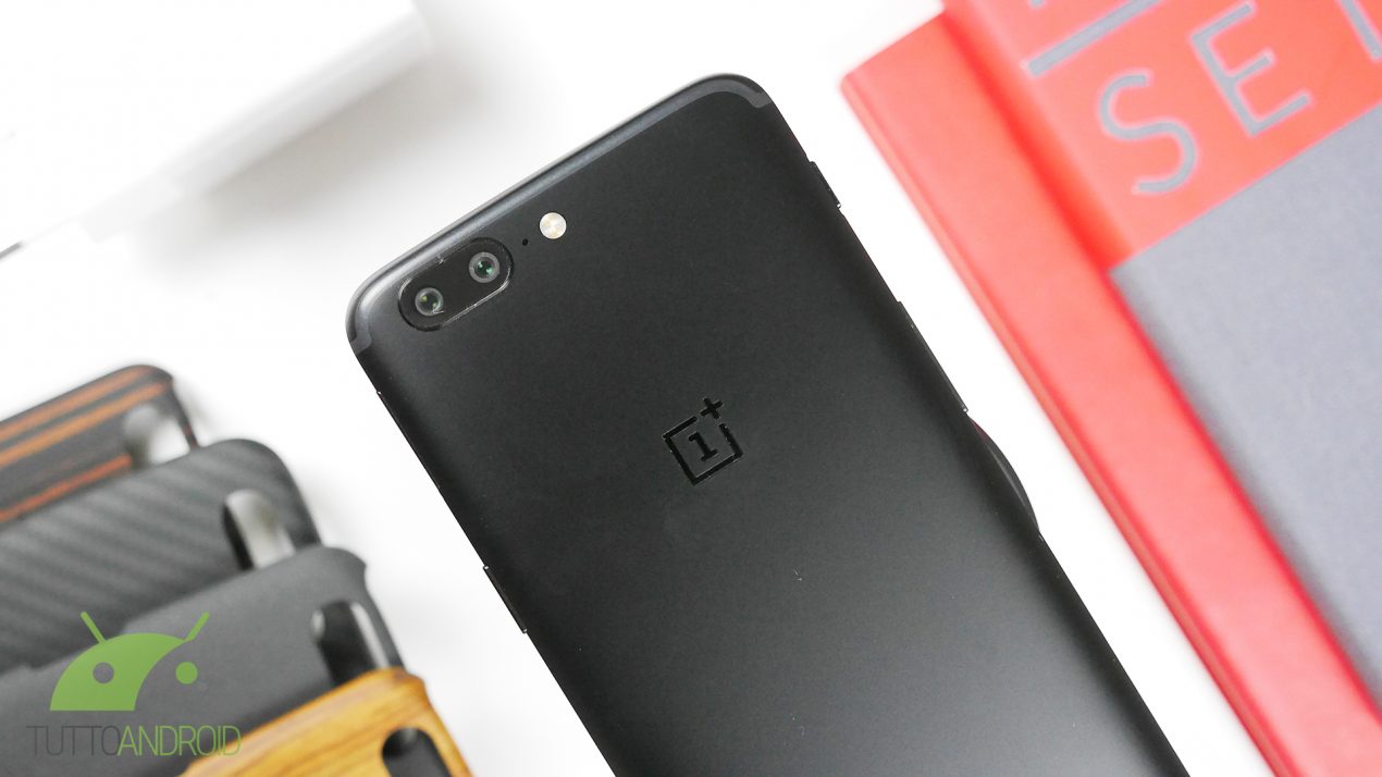 OnePlus 5 è già doppio aggiornamento: le prime critiche social OnePlus 5 è già doppio aggiornamento: le prime critiche social