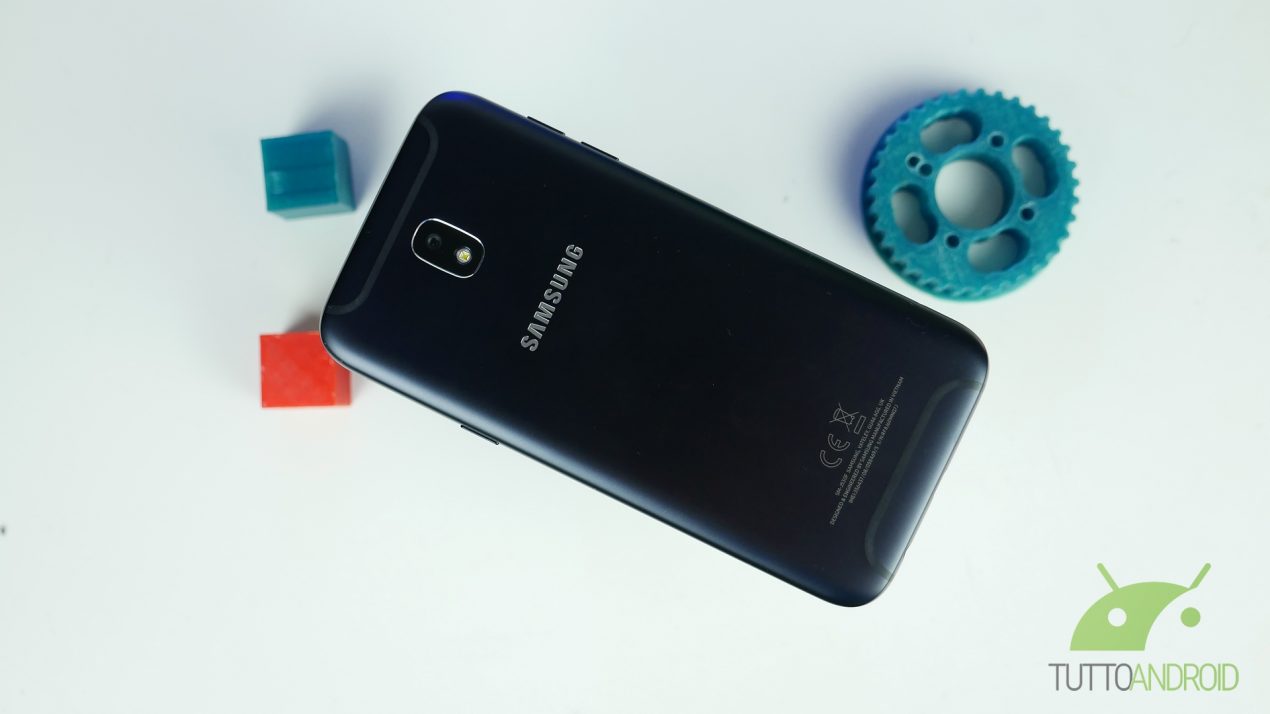 Samsung comincia il roll out delle patch di febbraio per Galaxy J5 (2017) e Galaxy J7