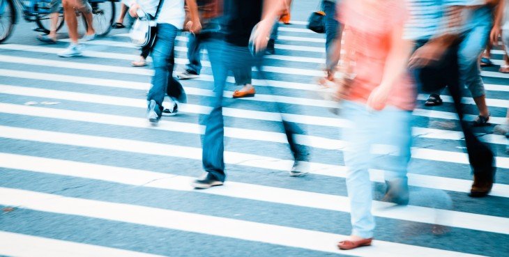 Alle Hawaii arriva la multa per chi attraversa la strada usando il cellulare