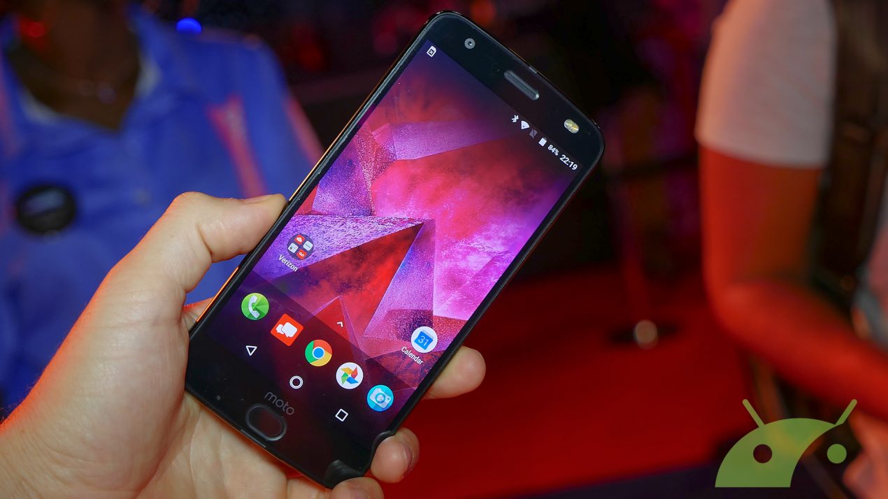 Motorola Moto Z2 Force: seri problemi al display Shattershield per alcuni esemplari