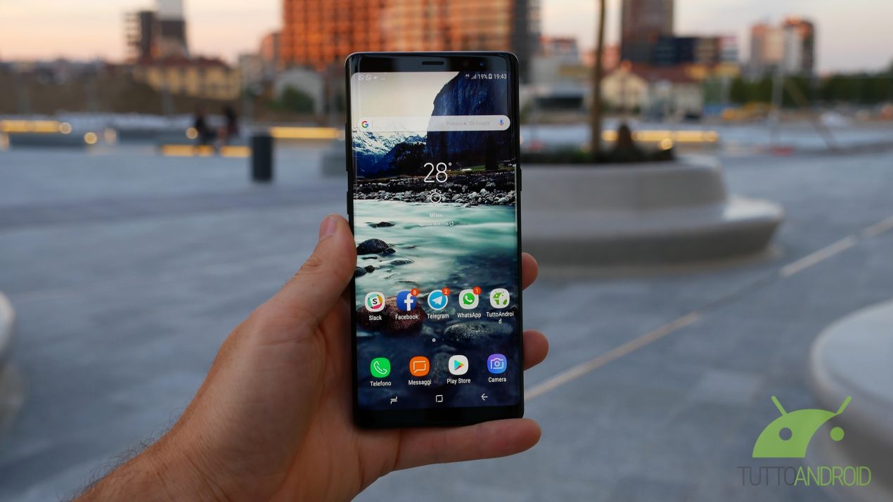 Le cornici dei nuovi smartphone a tutto schermo messe a confronto in una immagine