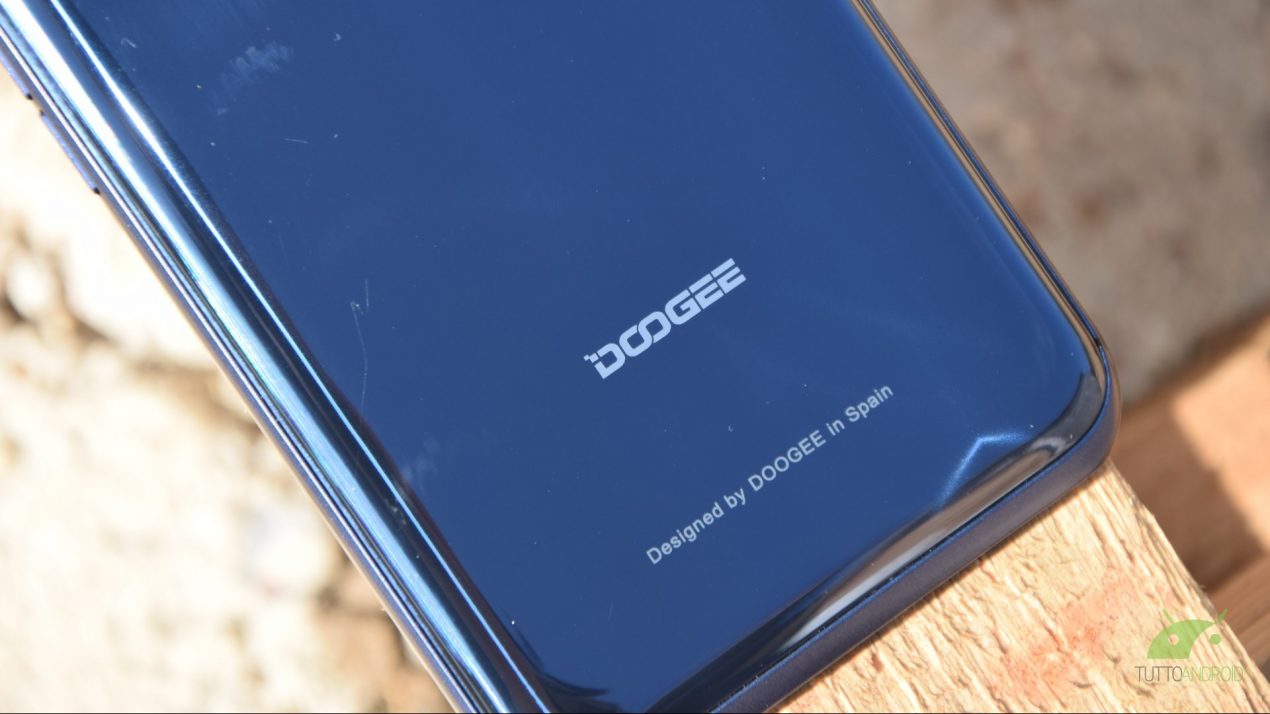 DOOGEE sogna in grande: fotocamera rotante, schermo scorrevole e lettore di impronte nel display