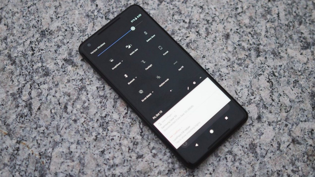 Il tema scuro dei Google Pixel 2 si attiva utilizzando un wallpaper... scuro