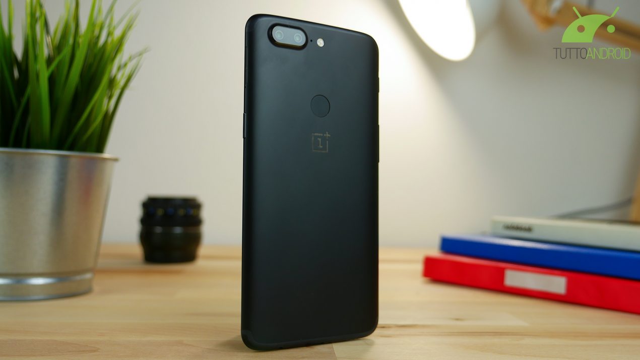 OnePlus 5T è protagonista di un video pubblicitario alquanto discutibile