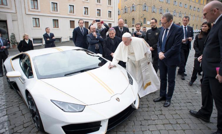 Il Papa in Lamborghini scuote il web: ecco le cinque googlate più calde della settimana