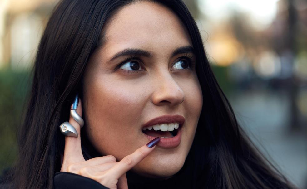 Il telefono-unghia di O2 è l'inizio della fusione tra biologia e tecnologia