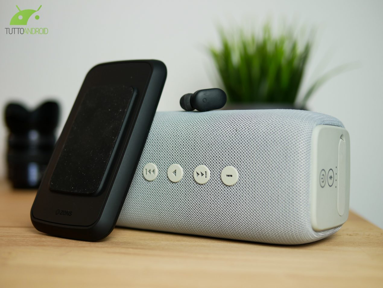 Tre regalini tech da fare in extremis: speaker, auricolare e basetta wireless per andare sul sicuro