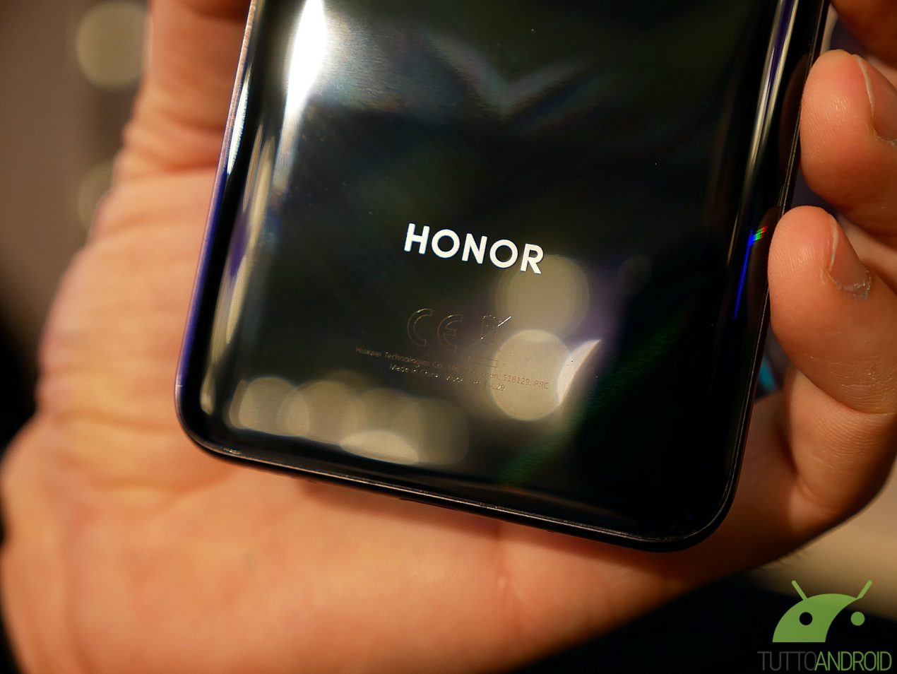 HONOR 20 e HONOR 20 Pro sono ufficiali con il primo design olografico dinamico al mondo