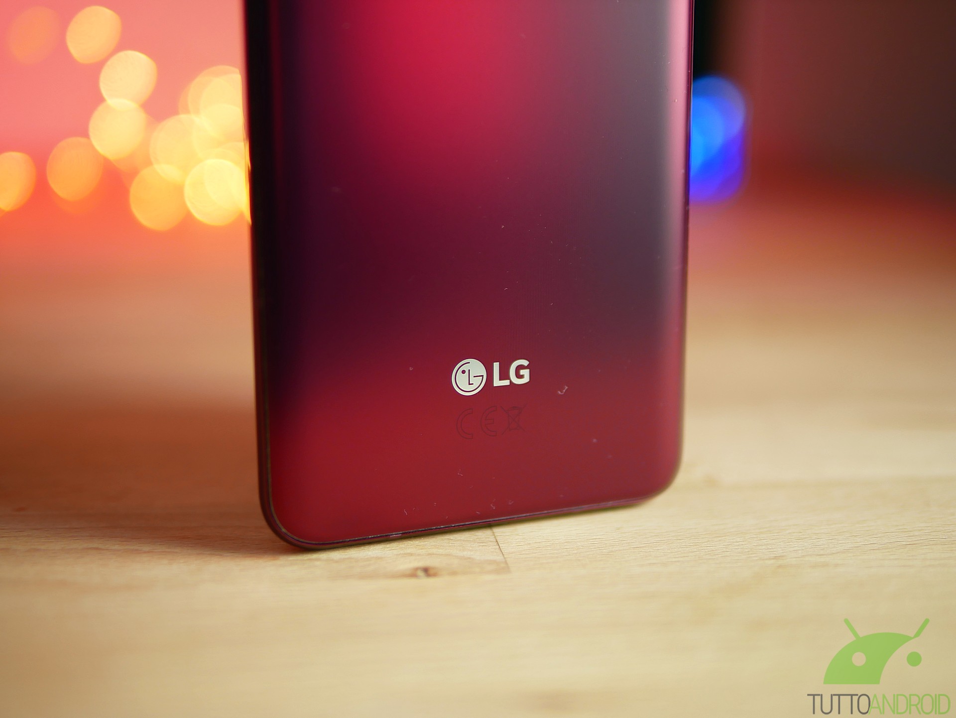 Fa capolino un misterioso smartphone LG con tre fotocamere posteriori e  colorazione a gradiente viola
