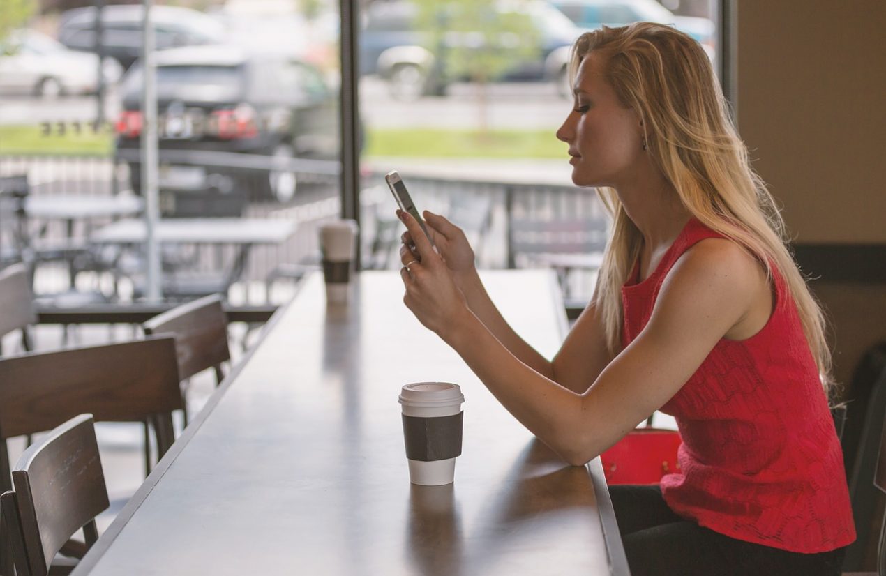 Quali sono gli effetti della testa china sullo smartphone? Fino a 27 kg di stress cervicale