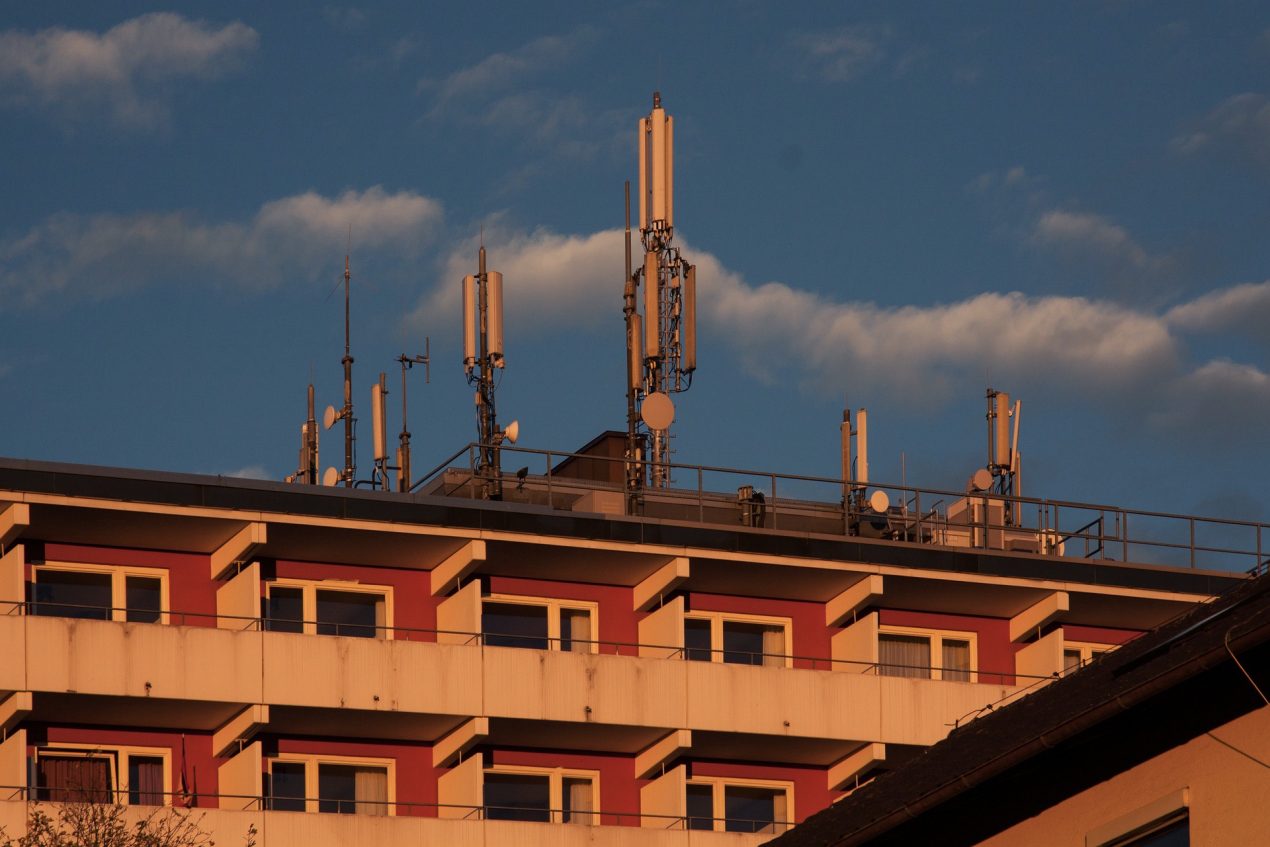 Il 5G è dannoso? Gli esperimenti e le tesi di Petrolio sulle onde millimetriche