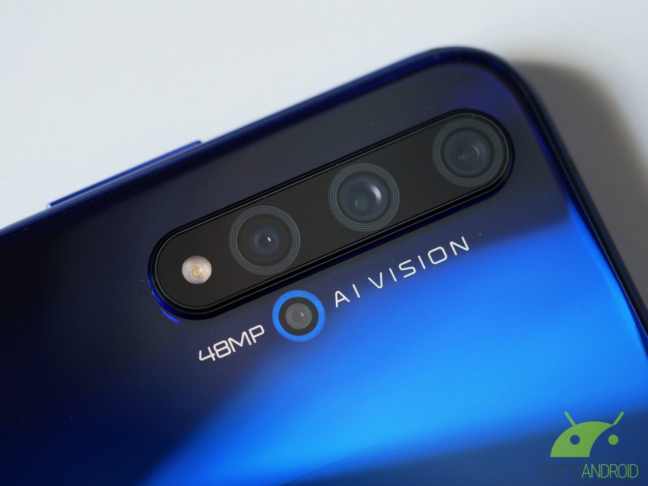 La serie HONOR 20 (ban permettendo) e Motorola Moto Z4 saranno aggiornati ad Android Q