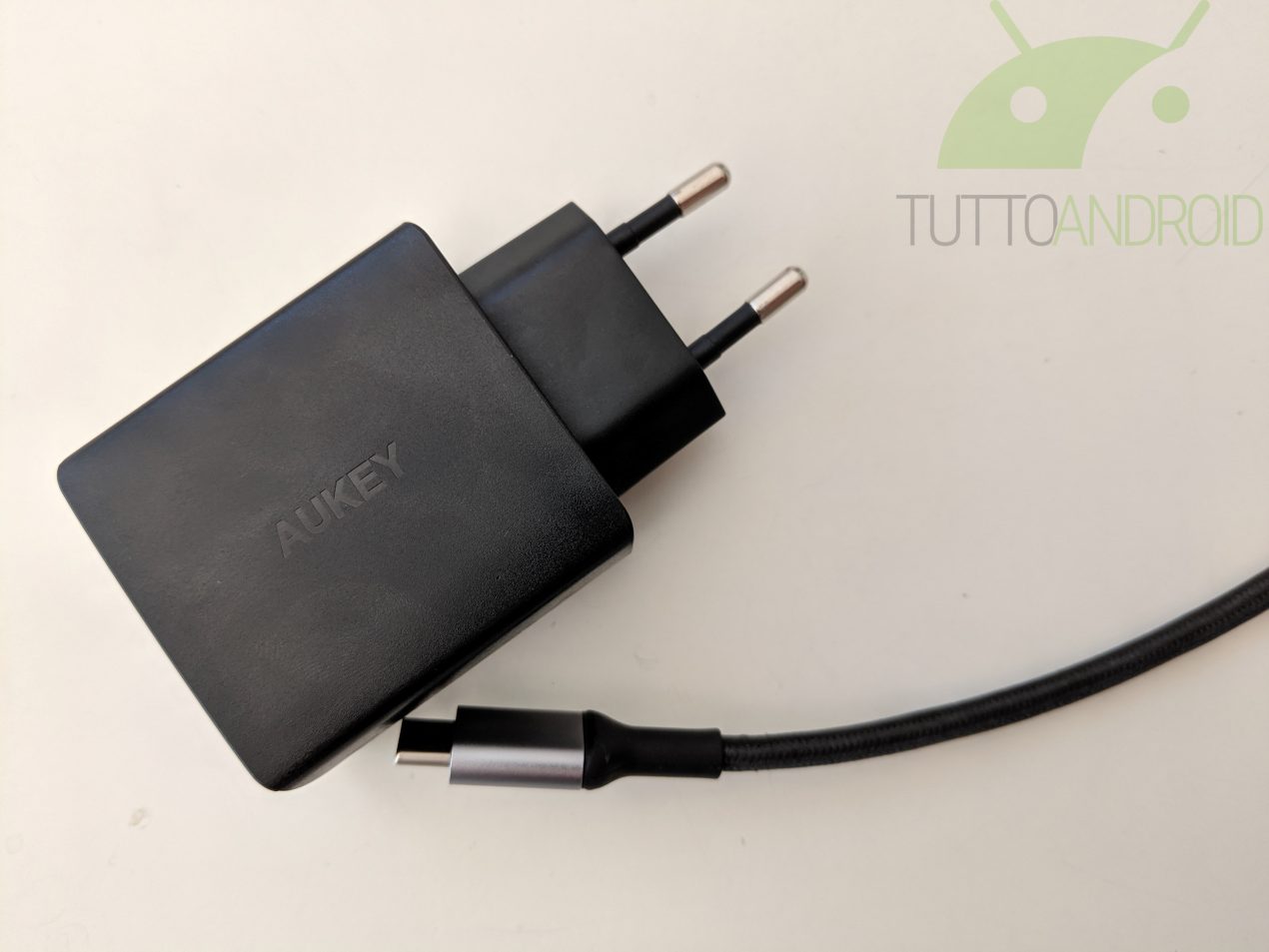 La Commissione Europea insiste sul connettore unico per la ricarica degli smartphone