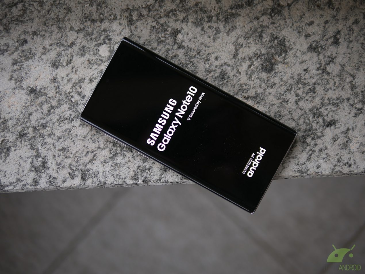 Android 12 arriva su LG V50 ThinQ, tante patch per gli smartphone Samsung