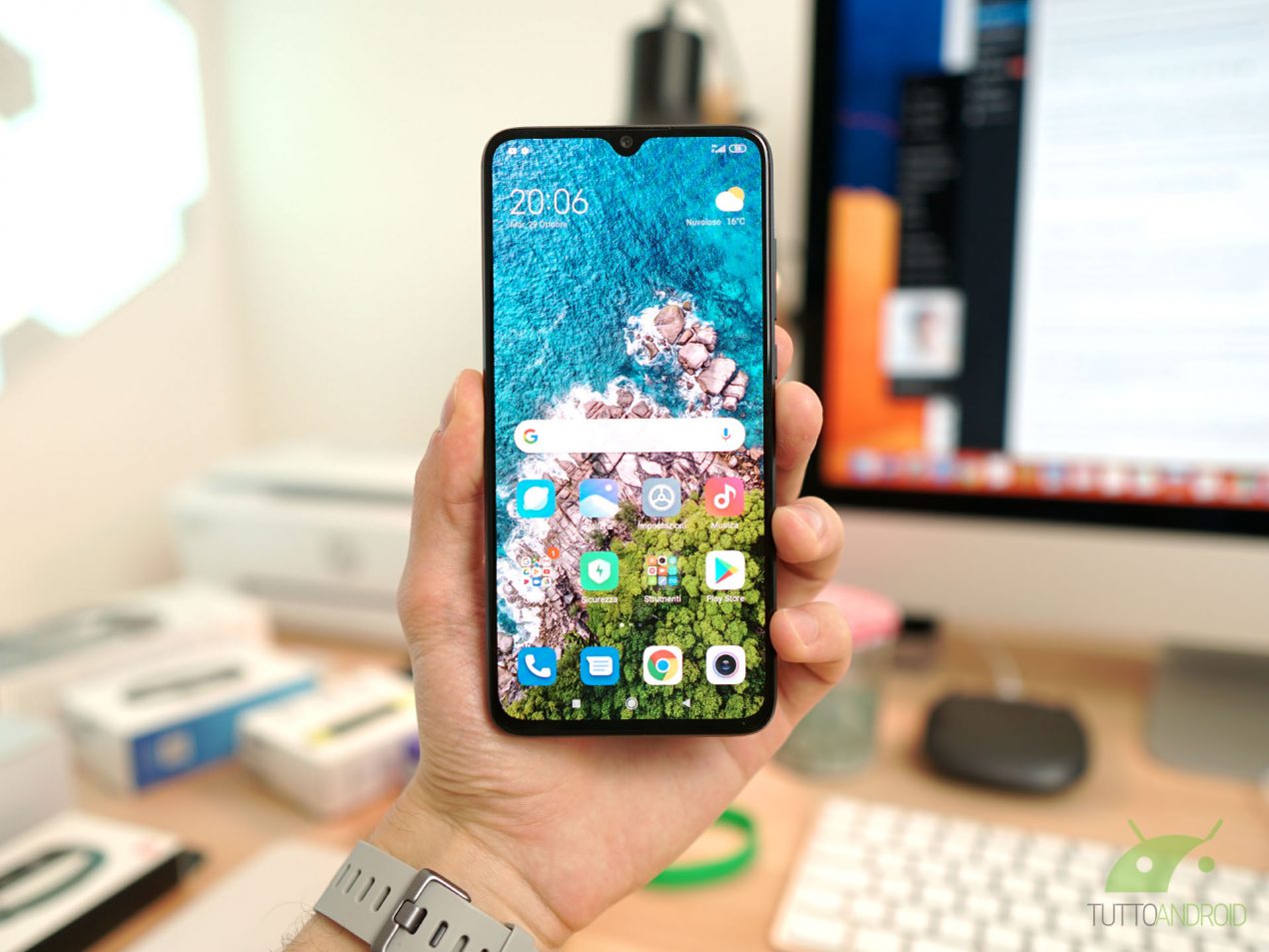 Potete provare Android 10 stock su Xiaomi Mi 9 Lite con un porting di LineageOS 17