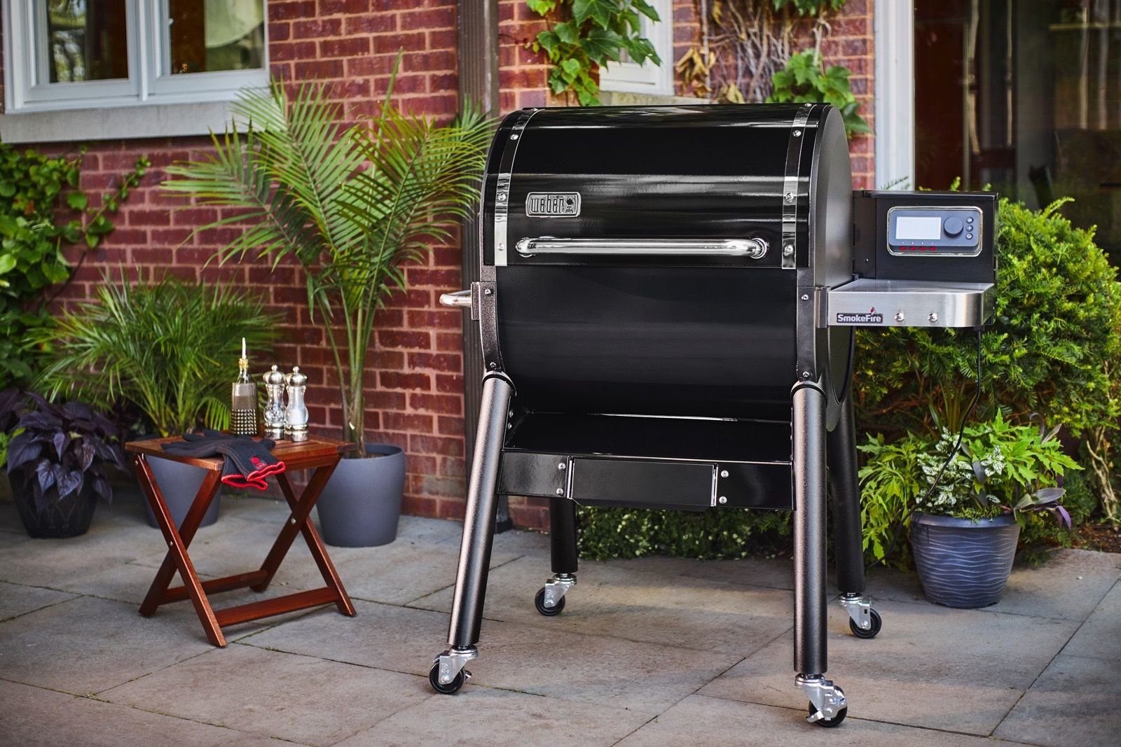 Con le nuove griglie smart Weber SmokeFire la cottura della carne si controlla dallo smartphone