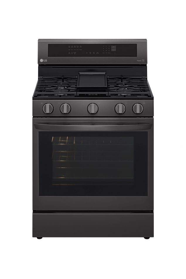 LG continua a investire moltissimo sul concetto di "cucina smart" e quest'oggi annuncia ufficialmente il nuovo LG InstaView ThinQ Range con Air Fry, un nome lunghissimo per indicare un forno estremamente particolare e ovviamente con una forte componente smart. Il lavoro di LG sembra essere stato quello di assimilare le modalità di cottura di un utente tipico e renderle più intelligenti, al passo coi tempi. Un esempio? Una volta avviata la cottura di un alimento, è possibile controllarne lo stato di avanzamento semplicemente effettuando un doppio tap sul display del forno. Il sensore si occuperà di attivare automaticamente la luce interna evitando così di dover aprire e chiudere il forno e quindi rallentare la fase di cottura. L'LG InstaView ThinQ Range con Air Fry dispone inoltre della tecnologia True Convection che permette la circolazione di aria calda ad alta velocità per garantire una migliore cottura degli alimenti. La vena smart si manifesta grazie al supporto dell'applicazione LG ThinQ; tramite essa sarà possibile scorrere una lunghissima lista di ricette provenienti da piattaforme come SideChef, Innit e Tovala. Una volta scaricata è possibile "inviarla" al forno e seguire passo passo tutti gli step per cucinare il proprio piatto preferito, lasciando decidere direttamente al forno la corretta temperatura e modalità di cottura. Il forno è inoltre pienamente compatibile con Google Assistant e Amazon Alexa, cosa che ci porta a pensare che forse sarà uno dei primi prodotti smart a poter essere controllato tramite il nuovo set di parametri di Google Assistant che la compagnia ha annunciato qualche giorno fa. L'LG InstaView ThinQ Range con Air Fry verrà mostrato al pubblico durante il CES 2020 di Las Vegas assieme alla nuova gamma di prodotti smart per la casa.