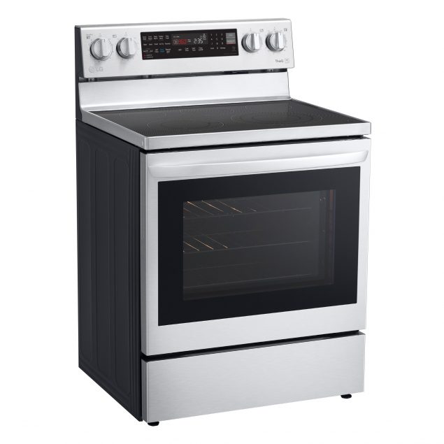 LG continua a investire moltissimo sul concetto di "cucina smart" e quest'oggi annuncia ufficialmente il nuovo LG InstaView ThinQ Range con Air Fry, un nome lunghissimo per indicare un forno estremamente particolare e ovviamente con una forte componente smart. Il lavoro di LG sembra essere stato quello di assimilare le modalità di cottura di un utente tipico e renderle più intelligenti, al passo coi tempi. Un esempio? Una volta avviata la cottura di un alimento, è possibile controllarne lo stato di avanzamento semplicemente effettuando un doppio tap sul display del forno. Il sensore si occuperà di attivare automaticamente la luce interna evitando così di dover aprire e chiudere il forno e quindi rallentare la fase di cottura. L'LG InstaView ThinQ Range con Air Fry dispone inoltre della tecnologia True Convection che permette la circolazione di aria calda ad alta velocità per garantire una migliore cottura degli alimenti. La vena smart si manifesta grazie al supporto dell'applicazione LG ThinQ; tramite essa sarà possibile scorrere una lunghissima lista di ricette provenienti da piattaforme come SideChef, Innit e Tovala. Una volta scaricata è possibile "inviarla" al forno e seguire passo passo tutti gli step per cucinare il proprio piatto preferito, lasciando decidere direttamente al forno la corretta temperatura e modalità di cottura. Il forno è inoltre pienamente compatibile con Google Assistant e Amazon Alexa, cosa che ci porta a pensare che forse sarà uno dei primi prodotti smart a poter essere controllato tramite il nuovo set di parametri di Google Assistant che la compagnia ha annunciato qualche giorno fa. L'LG InstaView ThinQ Range con Air Fry verrà mostrato al pubblico durante il CES 2020 di Las Vegas assieme alla nuova gamma di prodotti smart per la casa.