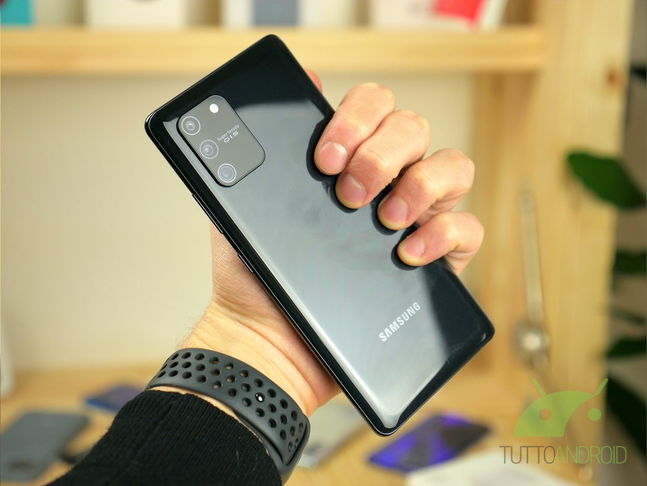 Samsung aggiorna tre smartphone non di primo pelo, POCO X3 GT riceve la MIUI 13