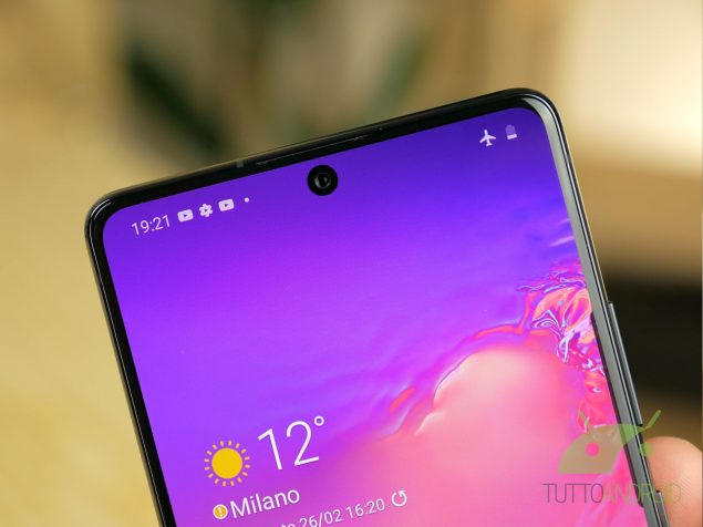 Samsung Galaxy S10 Lite Infinity-O display