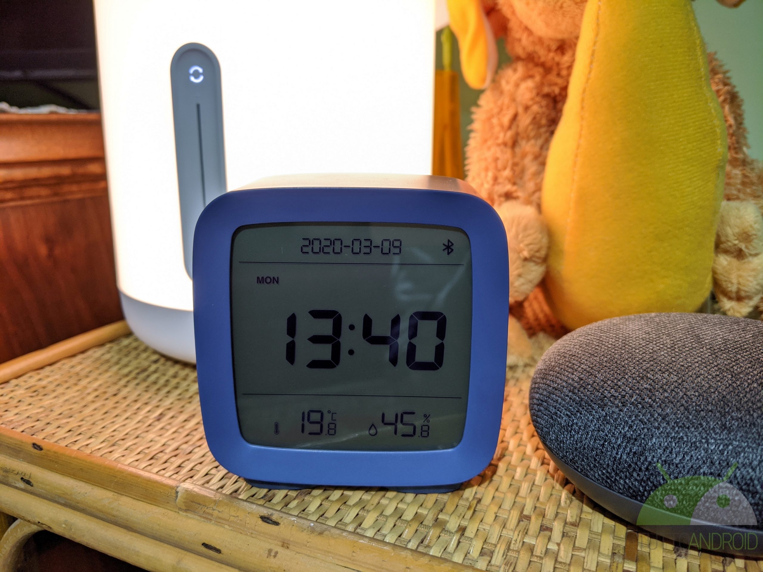 Questa sveglia smart di Xiaomi costa 16 euro e misura temperatura e umidità
