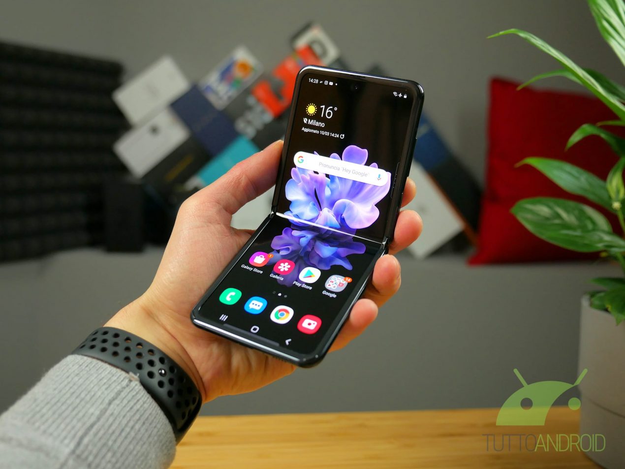 Nuovi aggiornamenti per Nothing Phone (1), Samsung Galaxy Z Flip e Galaxy Watch5