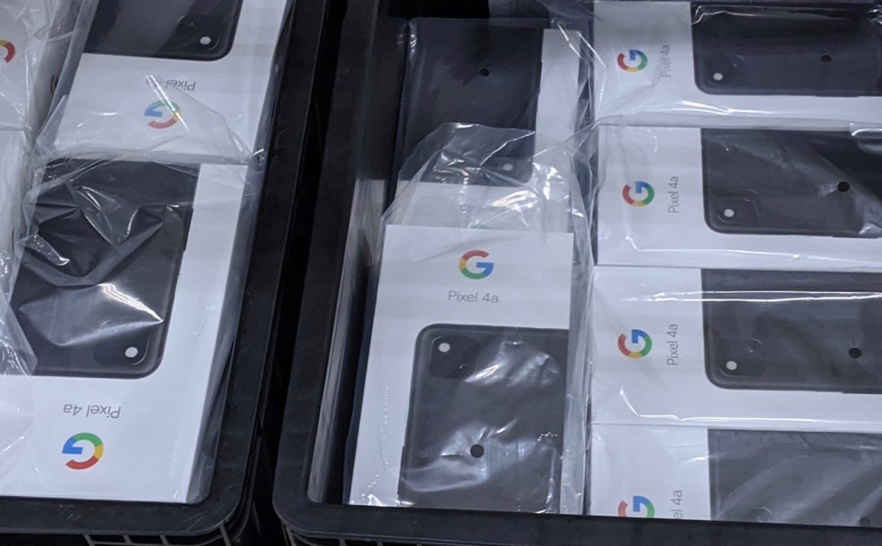 Rispunta Google Pixel 4a XL, in foto insieme a Google Pixel 4a