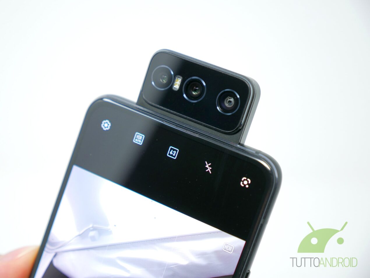 ASUS ZenFone 7 e 7 Pro ufficiali: Flip Camera, Snapdragon 865+ e 5000 mAh serviti
