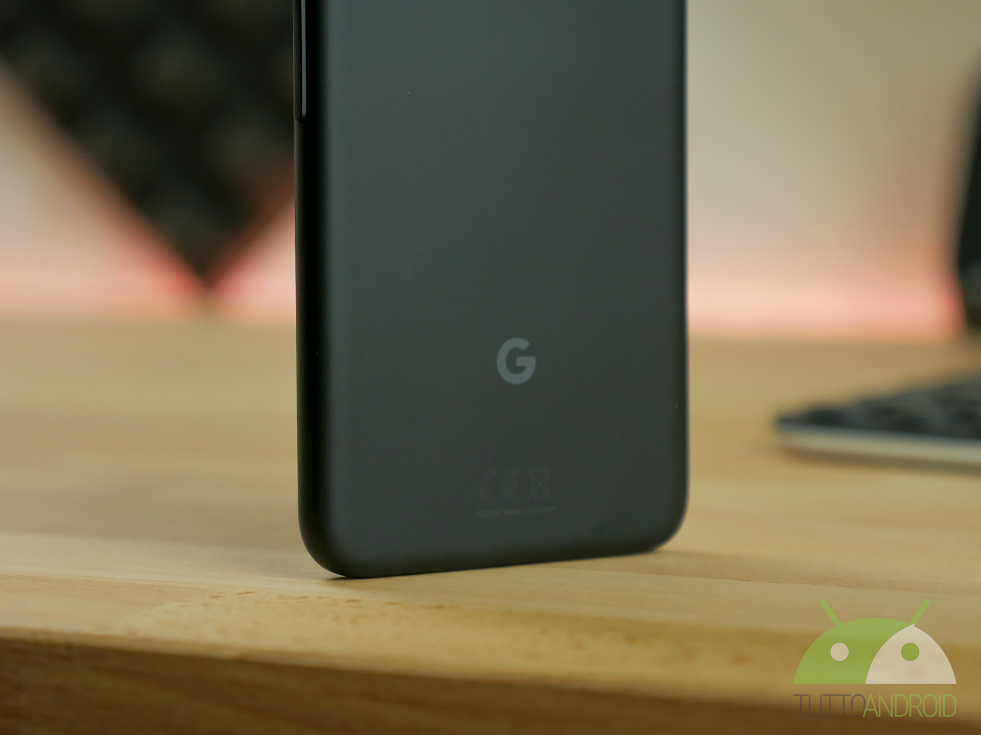 Il tweet su i prossimi Google Pixel con “lezione” sugli OLED